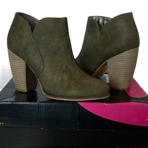 Michael Antonio Boho Moss Green Side Zip Chunky Block Heel Ankle Booties 6.5